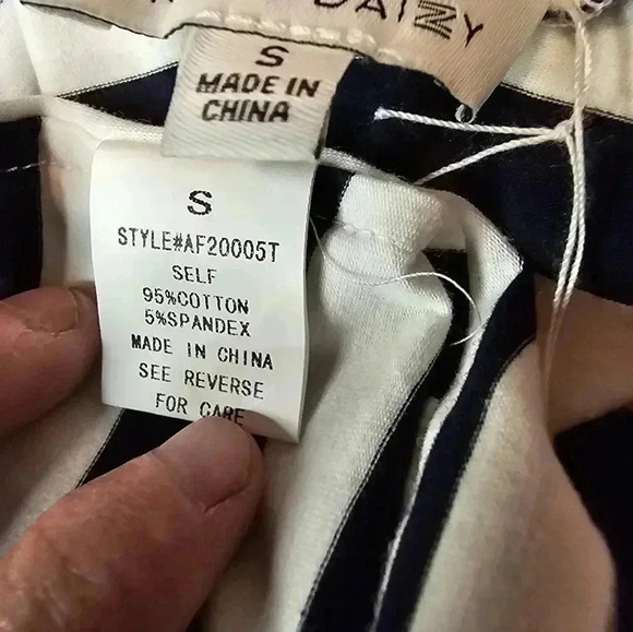 Urban Daisy Blouse S NWT - Picture 6 of 7